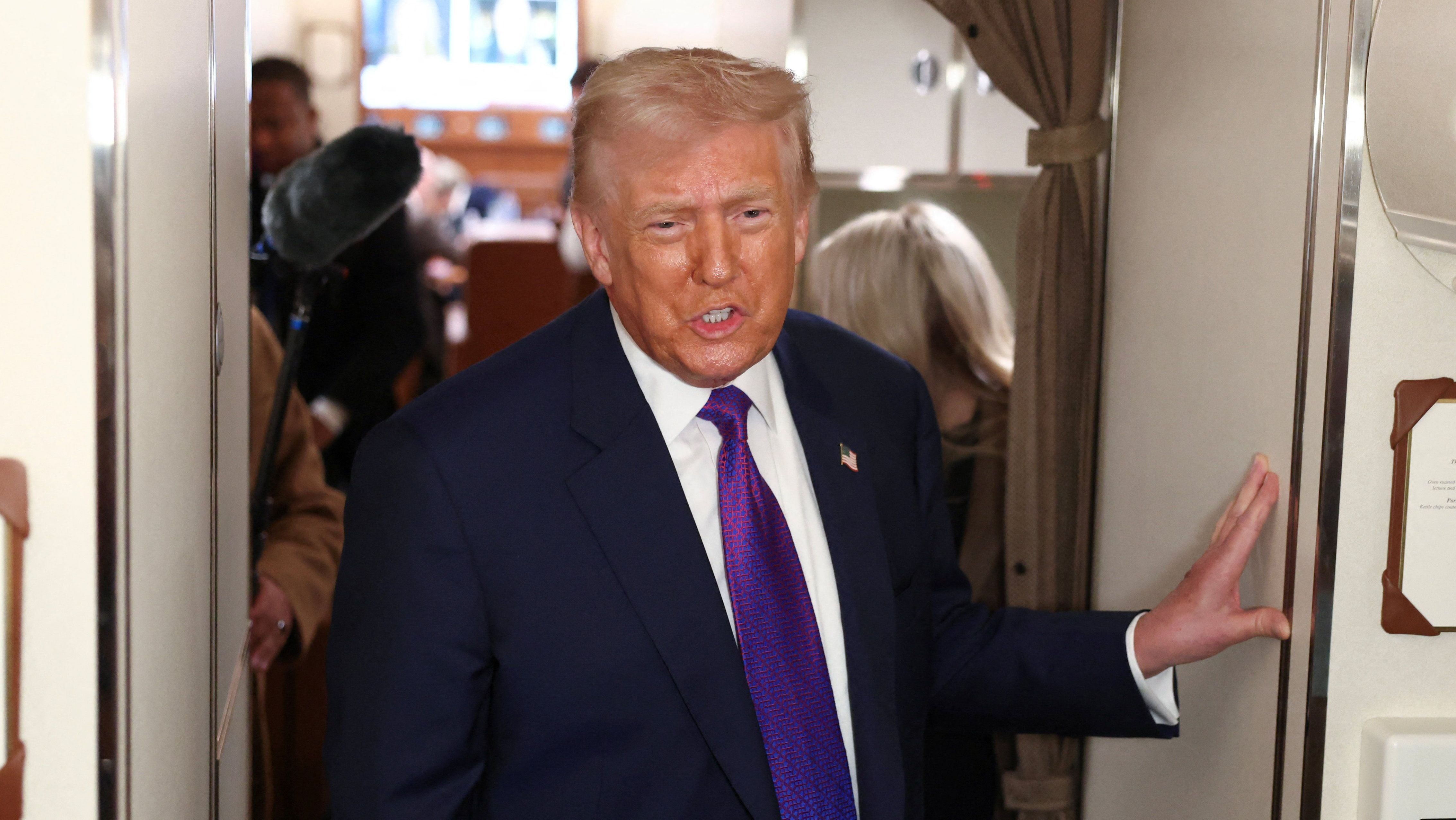 Donald Trump falando com jornalistas no Air Force One