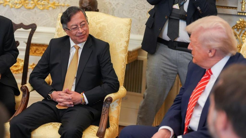 O presidente da Colômbia Gustavo Petro junto do líder americano Donald Trump no Salão Oval da Cassa Branca