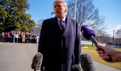 O presidente dos EUA, Donald Trump, fala com membros da imprensa antes de embarcar no helicóptero Marine One no gramado sul da Casa Branca, em 27 de fevereiro de 2026, em Washington, DC.