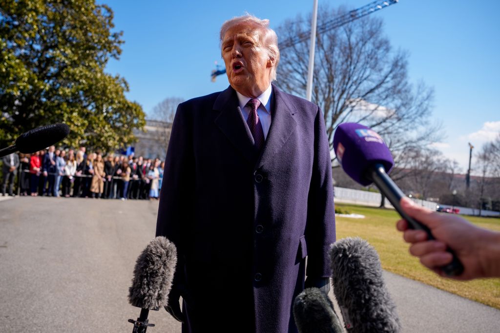 O presidente dos EUA, Donald Trump, fala com membros da imprensa antes de embarcar no helicóptero Marine One no gramado sul da Casa Branca, em 27 de fevereiro de 2026, em Washington, DC.