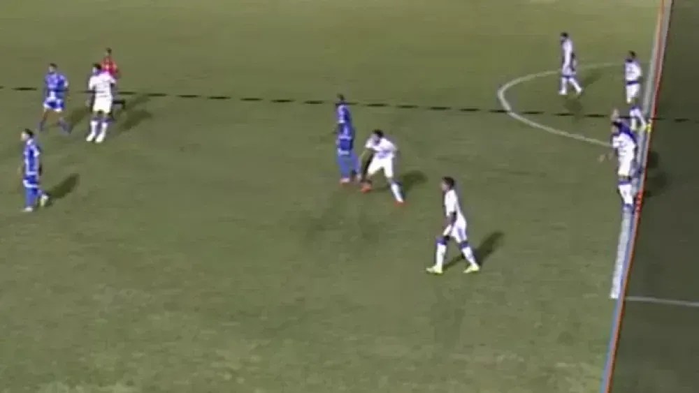 Lance que deu origem ao primeiro gol da URT, impugnado por impedimento.
