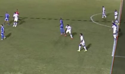 Lance que deu origem ao primeiro gol da URT, impugnado por impedimento.