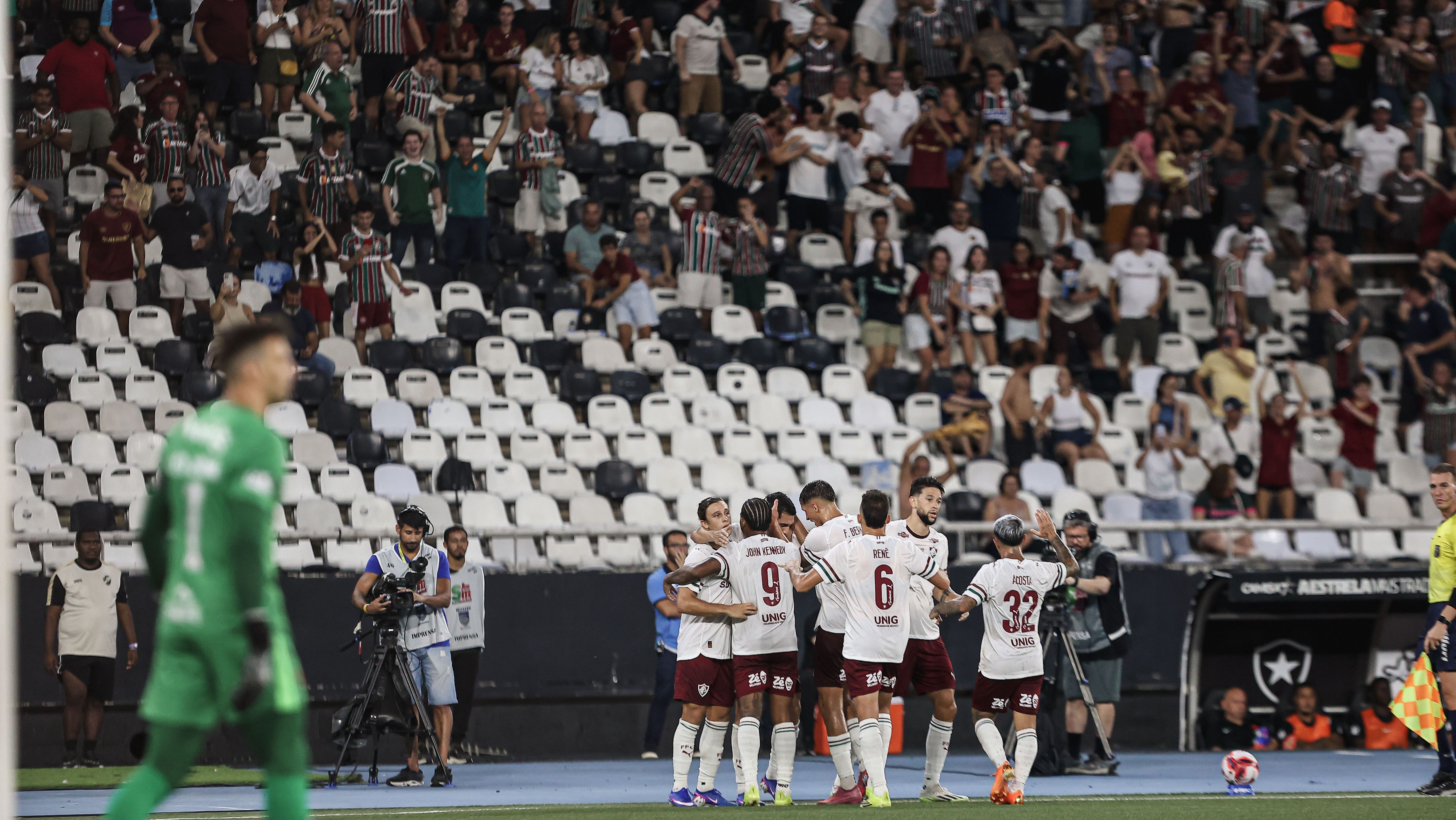 Jogadores do Fluminense comemoram gol de Serna sobre o Vasco
