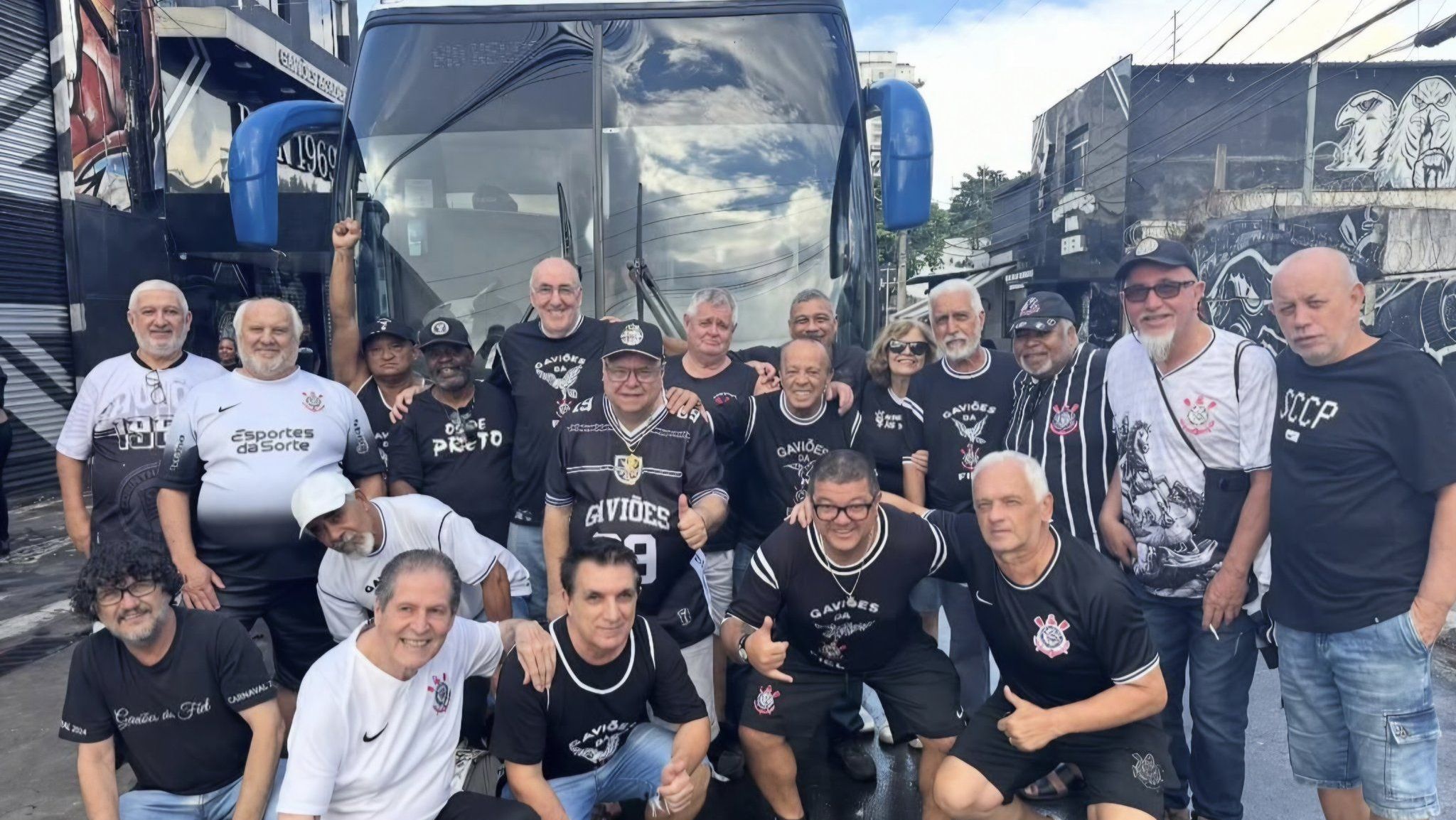 Velha guarda da Gaviões da Fiel em caravana rumo ao Paraná • Reprodução/Instagram/Ernesto Teixeira