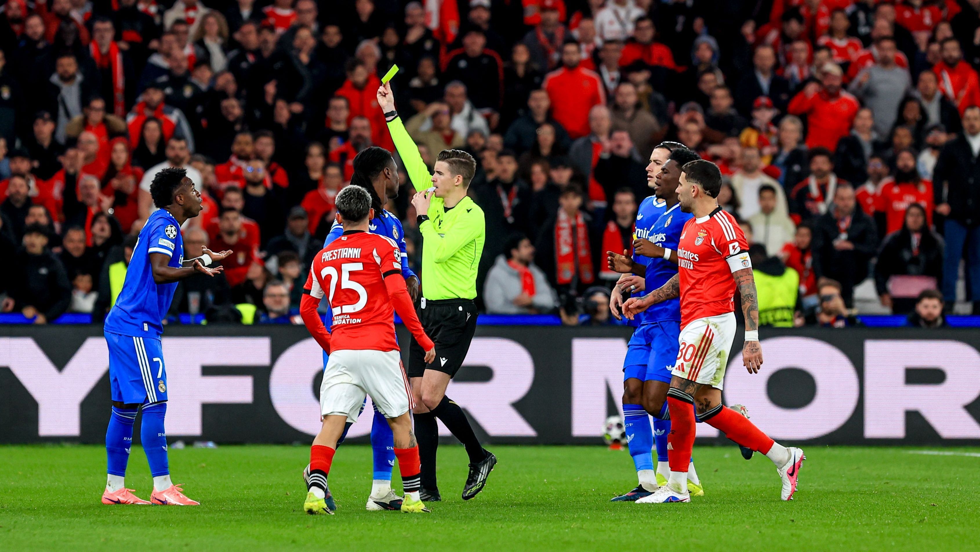 Vini Jr. recebe cartão amarelo após comemorar gol do Real Madrid contra o Benfica