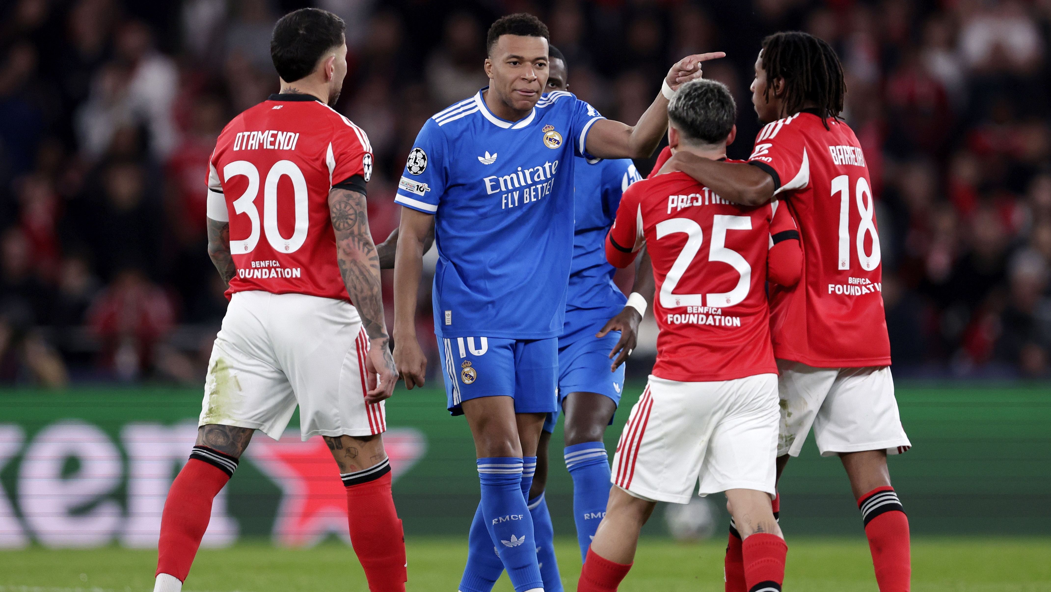 Mbappé discute com Prestianni, acusado por Vini Jr. de racismo