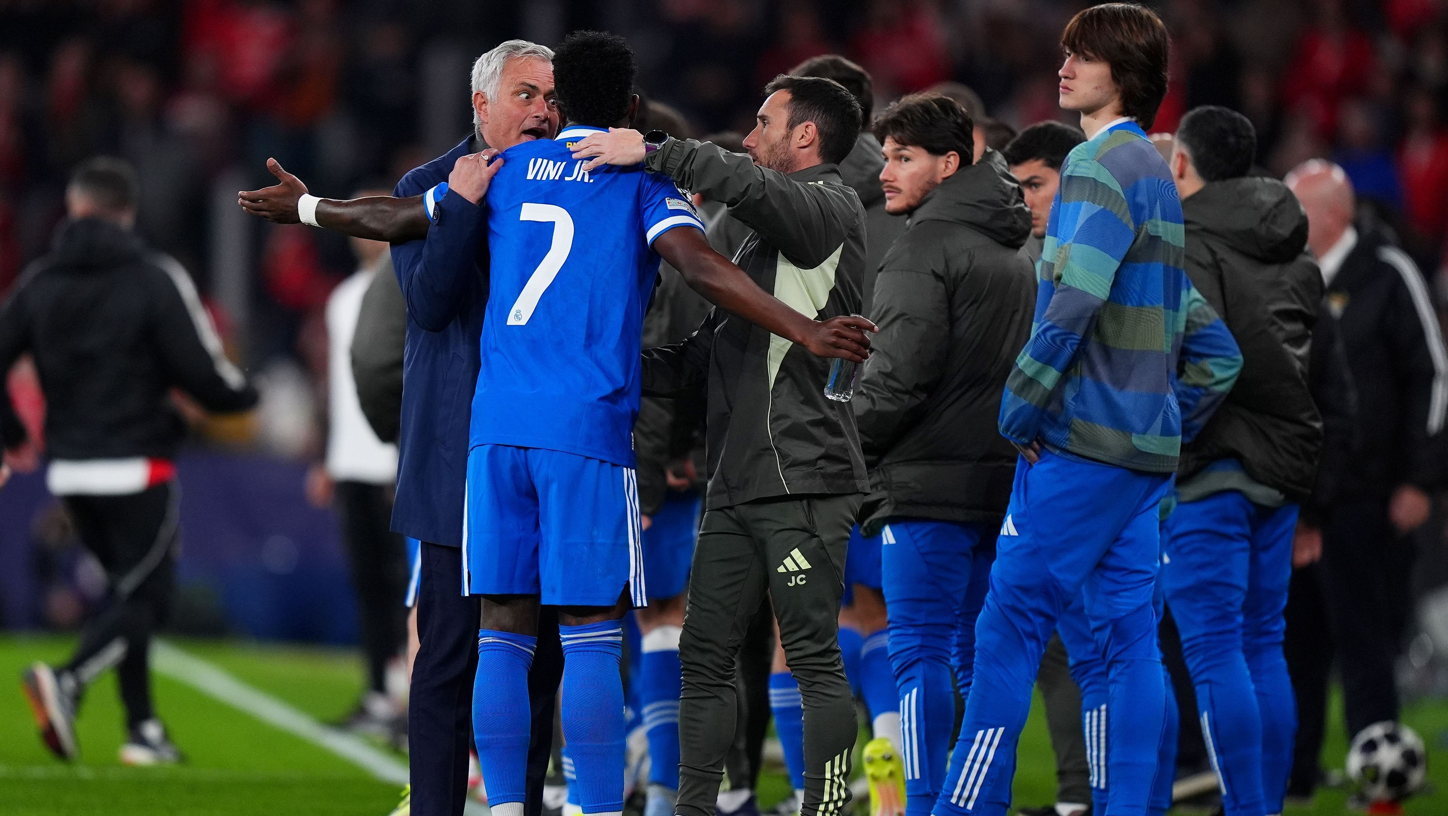 José Mourinho discute com Vini Jr., que acusou jogador do Benfica de racismo