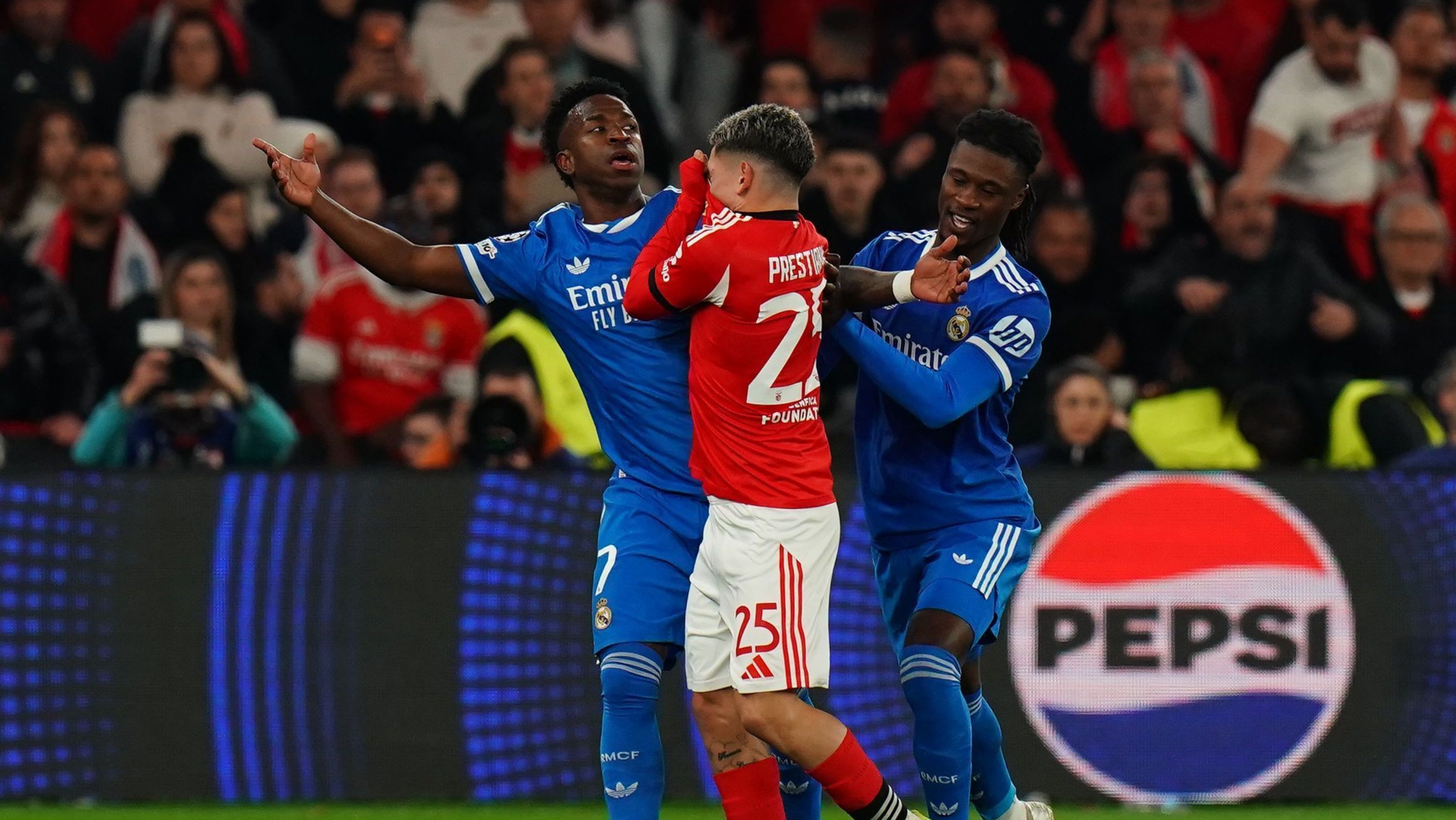 Vinicius Júnior, do Real Madrid. e Gianluca Prestianni, do Benfica, discutem durante partida da Champions League.