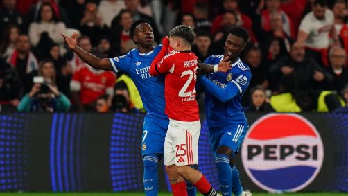 Vinicius Júnior, do Real Madrid. e Gianluca Prestianni, do Benfica, discutem durante partida da Champions League.