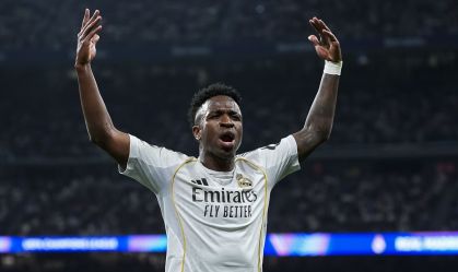 Vinicius Júnior comemora gol contra o Benfica no Santiago Bernabéu