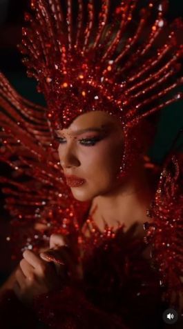 Virginia usa fantasia com pedrarias vermelhas • Instagram/Virginia