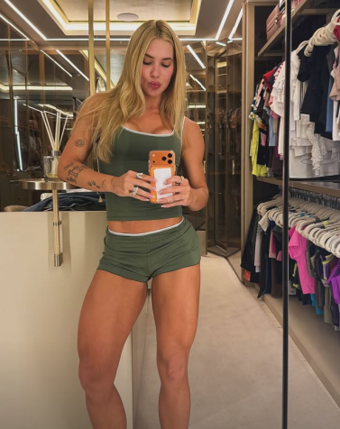 Virginia Fonseca mostra quadríceps musculoso em selfie no espelho • Instagram / Virginia