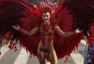 Virginia mostra samba no pé em grande estreia na Sapucaí; assista