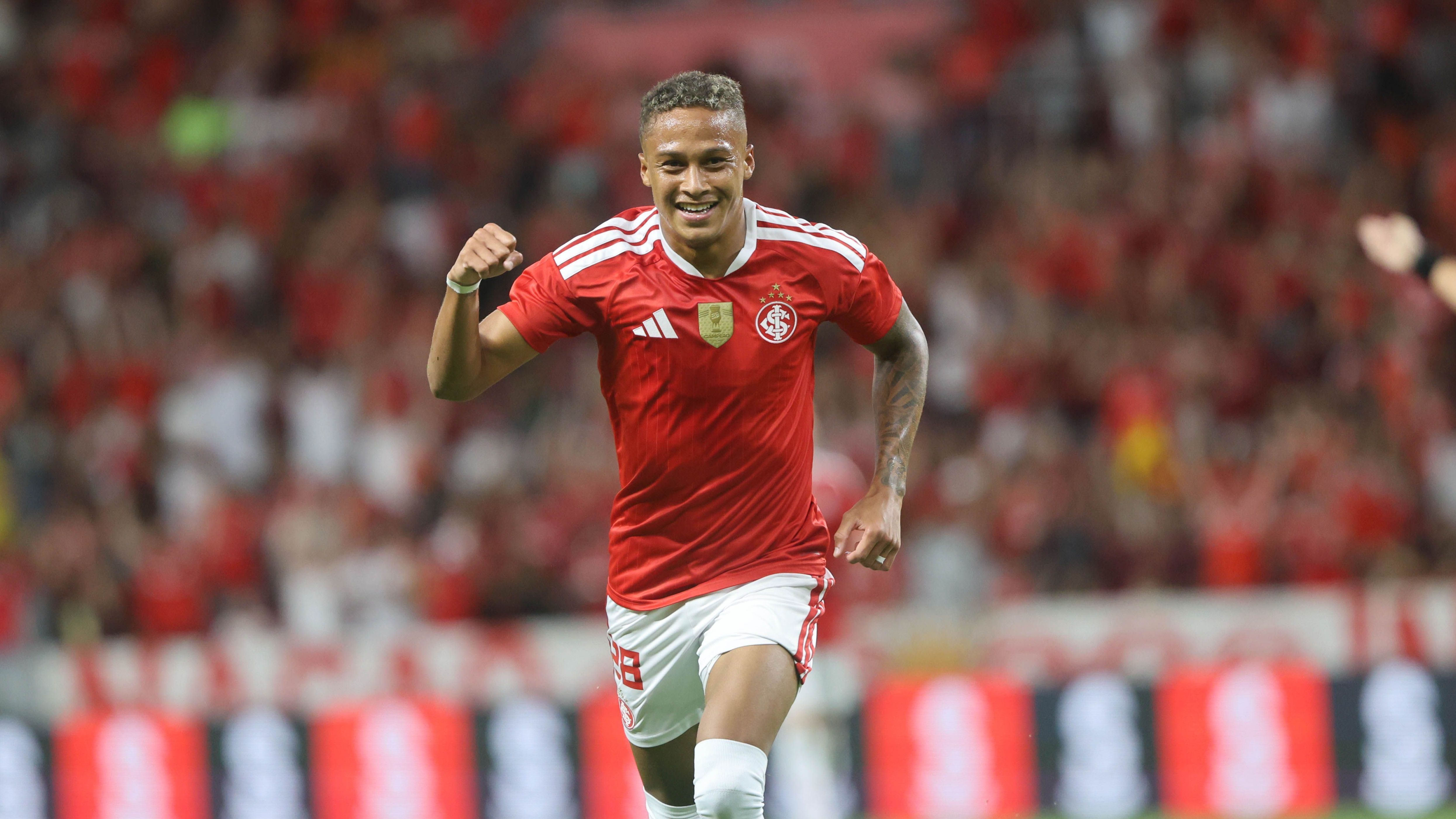 Vitinho foi o destaque na goleada do Inter; o atacante marcou duas vezes contra o Ypiranga