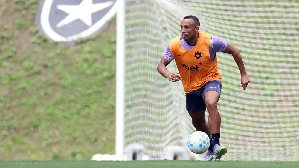 Marçal em campo em treinamento pelo Botafogo.
