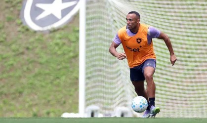 Marçal em campo em treinamento pelo Botafogo.