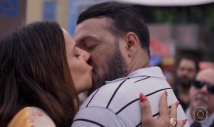 "Três Graças": web vibra com beijo de Viviane Araújo e Belo