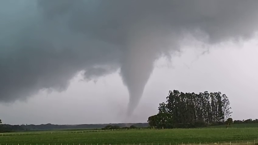Tornado é registrado em Encruzilhada do Sul (RS) durante tempestade