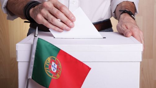 Imagem representando cidadão português votando