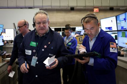 Operadores na bolsa de Nova York em 25/02/2026