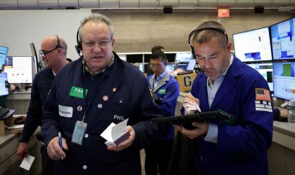 Bolsas dos EUA fecham mistas após balanço da Nvidia e queda em tecnologia