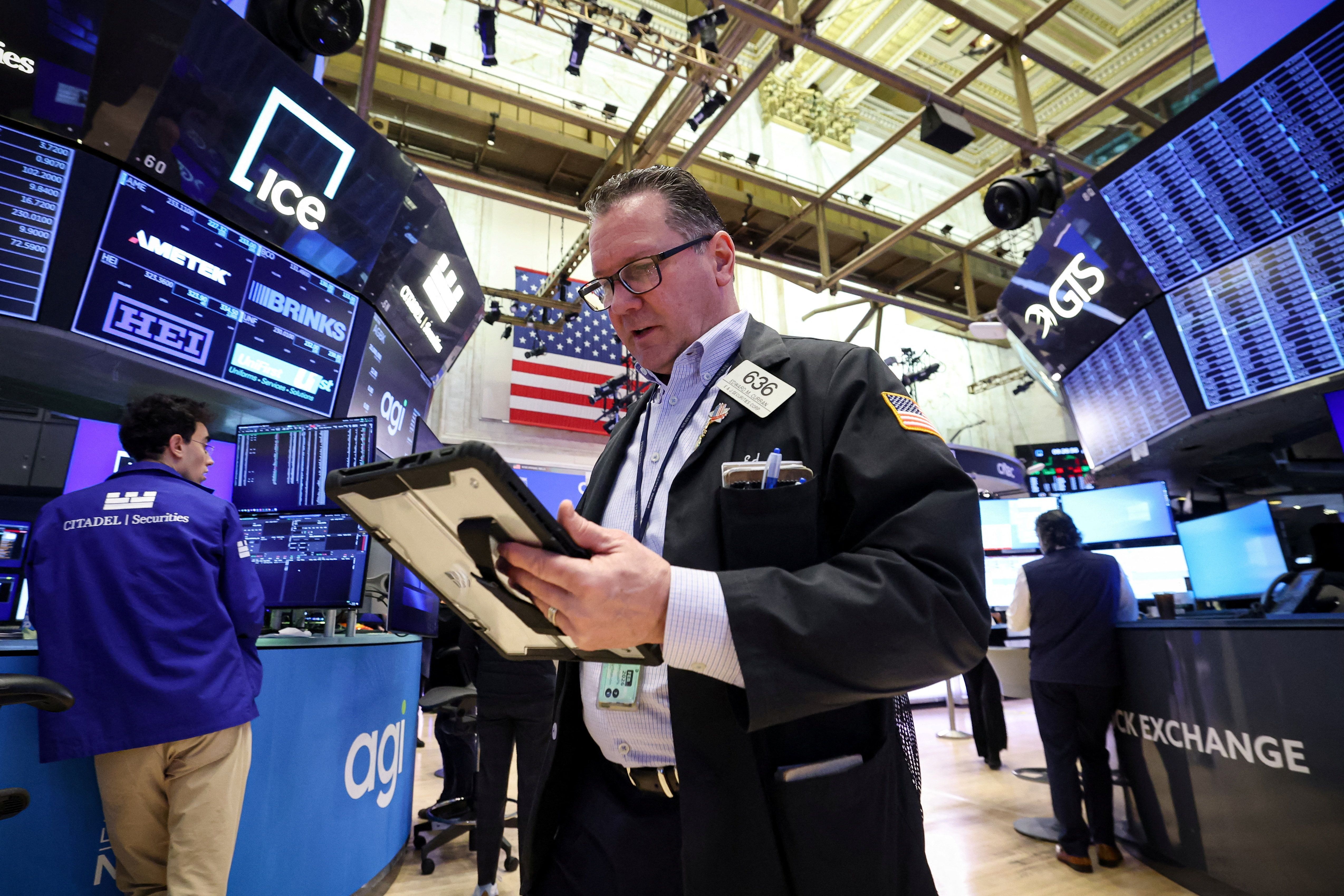 Operadores na bolsa de Nova York em 11/02/2026