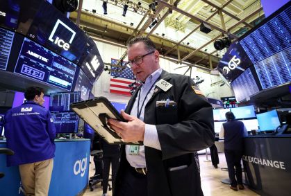 Wall Street opera em alta antes de divulgação da ata do Fed