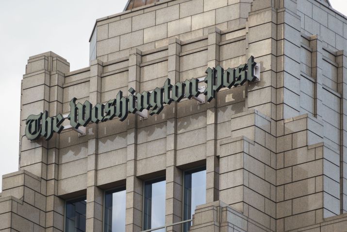 O logotipo do Washington Post é exibido na sede editorial do jornal em 17 de maio de 2025, em Washington, DC. • Kevin Carter/Getty Images