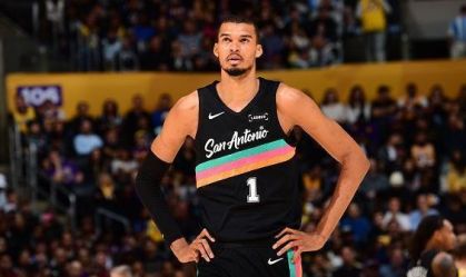 Wembanyama faz 40 pontos e Spurs atropelam Lakers na NBA