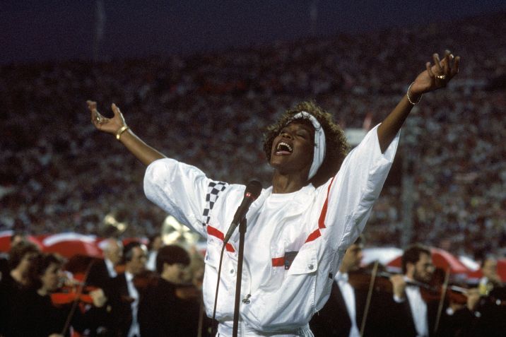Whitney Houston cantou o hino nacional no Super Bowl de 1991 • George Rose/Getty Images