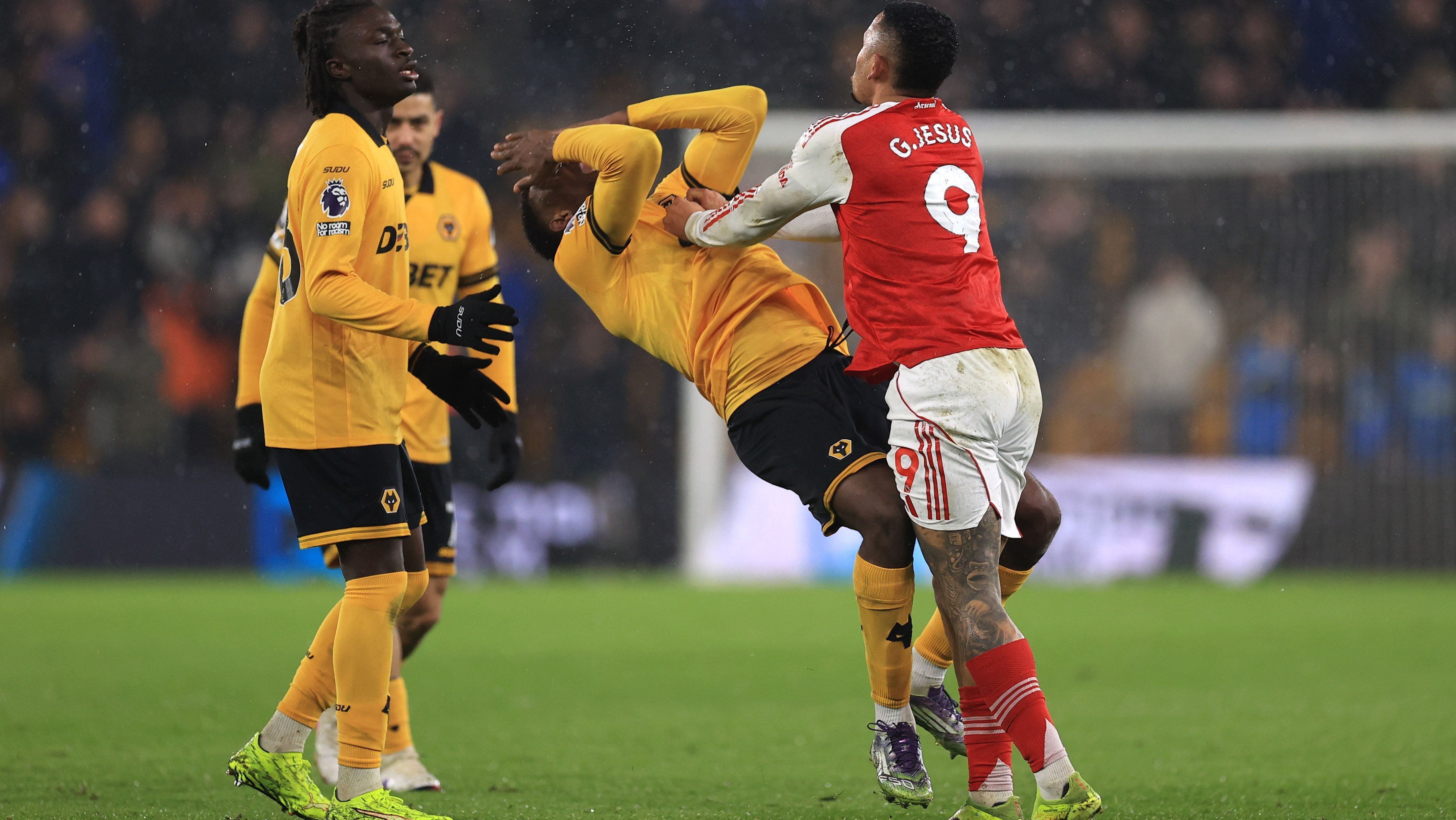 Gabriel Jesus discute com Mosquera após o empate entre Wolverhampton e Arsenal