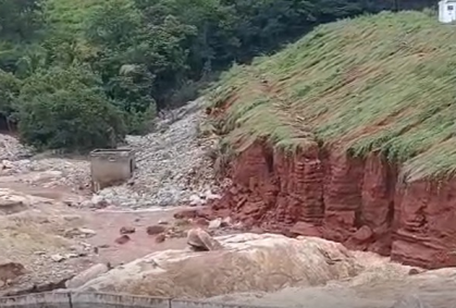 Barragem transborda e deixa famílias ilhadas no interior de MG