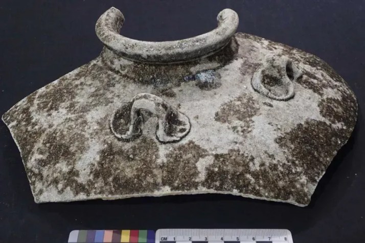 O próprio navio havia se desintegrado em grande parte, mas os pesquisadores recuperaram os restos de sua enorme carga de cerâmica • Michael Flecker/Science Direct