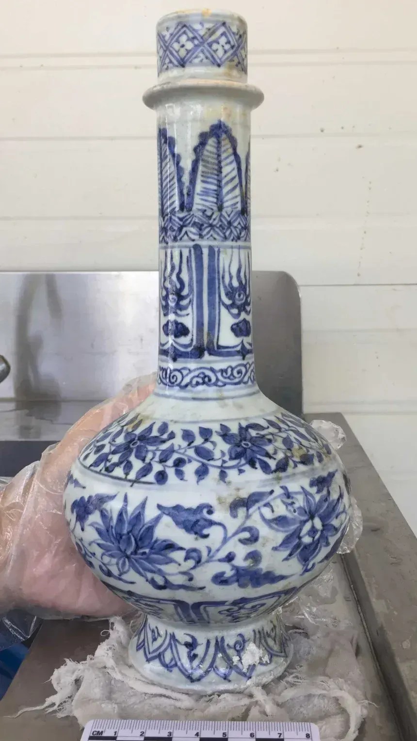 Arqueólogos descobriram cerca de 136 quilos (aproximadamente 300 libras) de fragmentos de porcelana da Dinastia Yuan, juntamente com várias peças de porcelana intactas ou quase intactas, no naufrágio • Michael Flecker/Science Direct