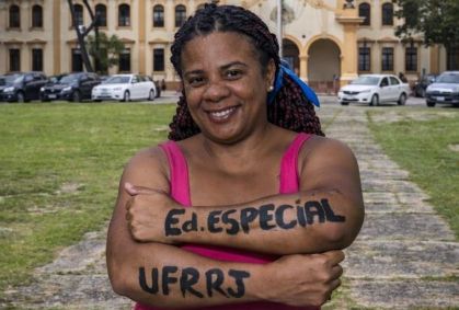 Mulher trans entra em universidade federal 25 anos após deixar escola