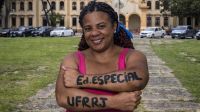 Mulher trans entra em universidade federal 25 anos após deixar escola