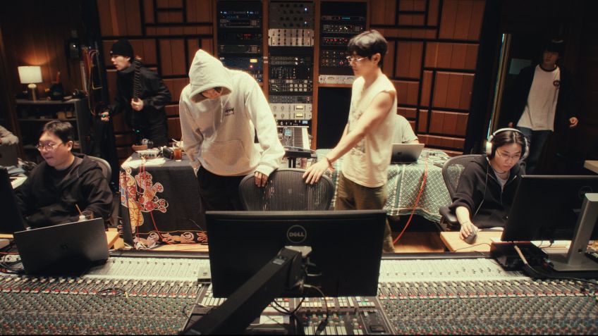 Suga, RM, V, e Jin no documentário "BTS: O Retorno". • Netflix
