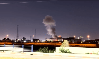 Coluna de fumaça é vista em Bagdá, capital do Iraque, após ataques nesta segunda-feira (16)