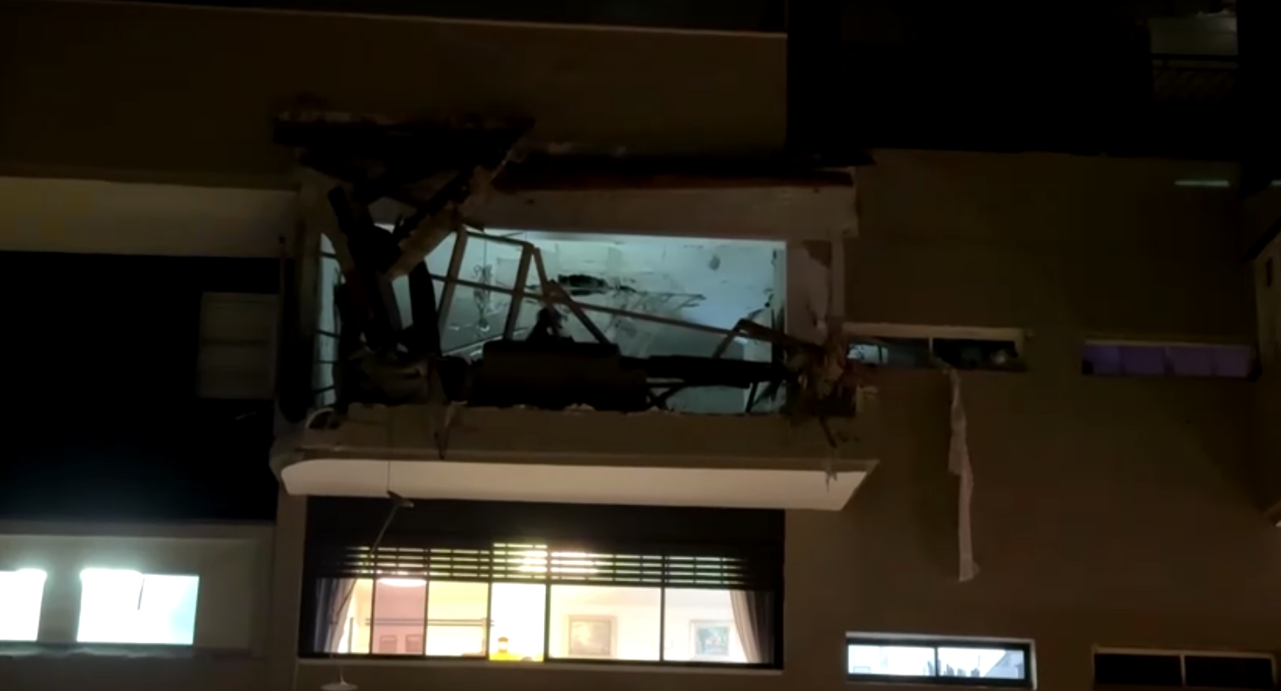 Prédio danificado após ataque aéreo iraniano no centro de Israel nesta terça-feira (17)