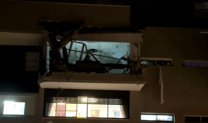 Prédio danificado após ataque aéreo iraniano no centro de Israel nesta terça-feira (17)