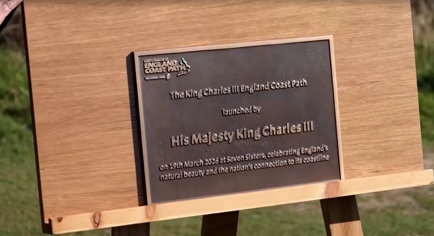 Placa de inauguração da trilha Costeira Rei Charles III, na Reserva Natural Nacional Seven Sisters, em 19 de março de 2026 • UK POOL / Reuters