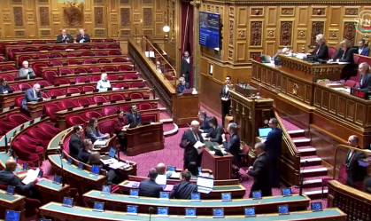 Senadores franceses debatendo projeto de lei que proíbe acesso de menores de 15 anos às redes sociais