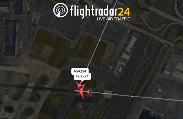 Momento da quase colisão entre as aeronaves no Aeroporto Internacional Newark Liberty • Flightradar24