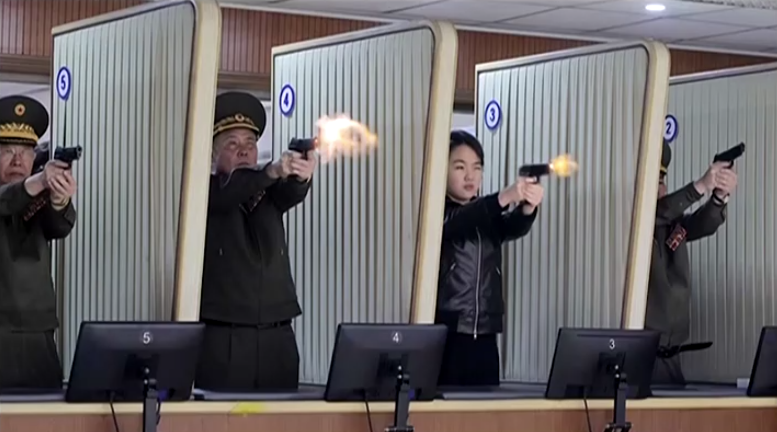A filha de Kim Jong-un, Kim Ju Ae, participando de exercício de tiro ao lado de oficiais militares • KRT