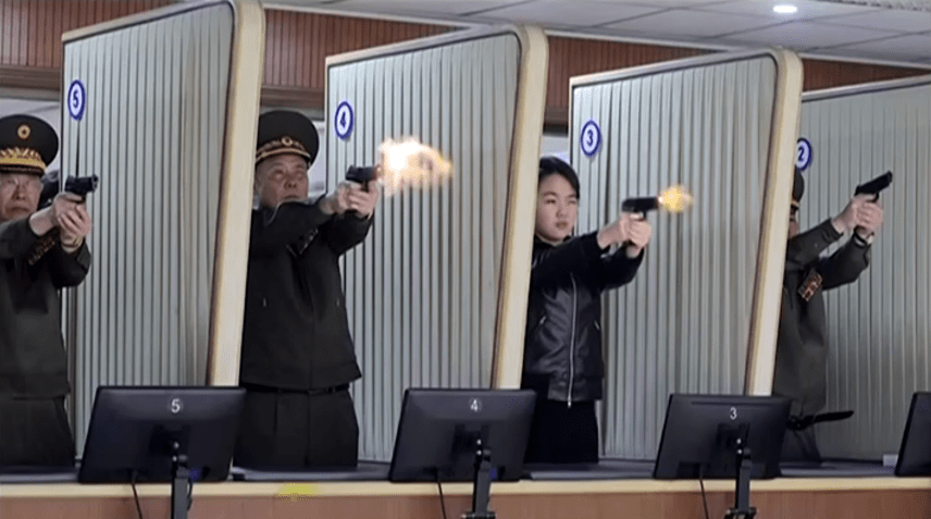 A filha de Kim Jong-un, Kim Ju Ae, participando de exercício de tiro ao lado de oficiais militares • KRT