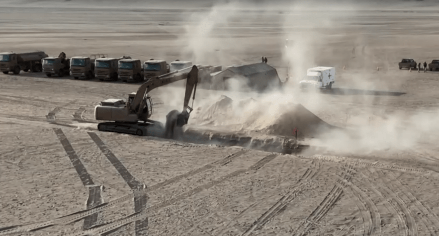 Escavadeiras fazendo uma trincheira na cidade de Arica, na fronteira do Chile com o Peru • TVN / CHILEAN GOVERNMENT TV / Reuters