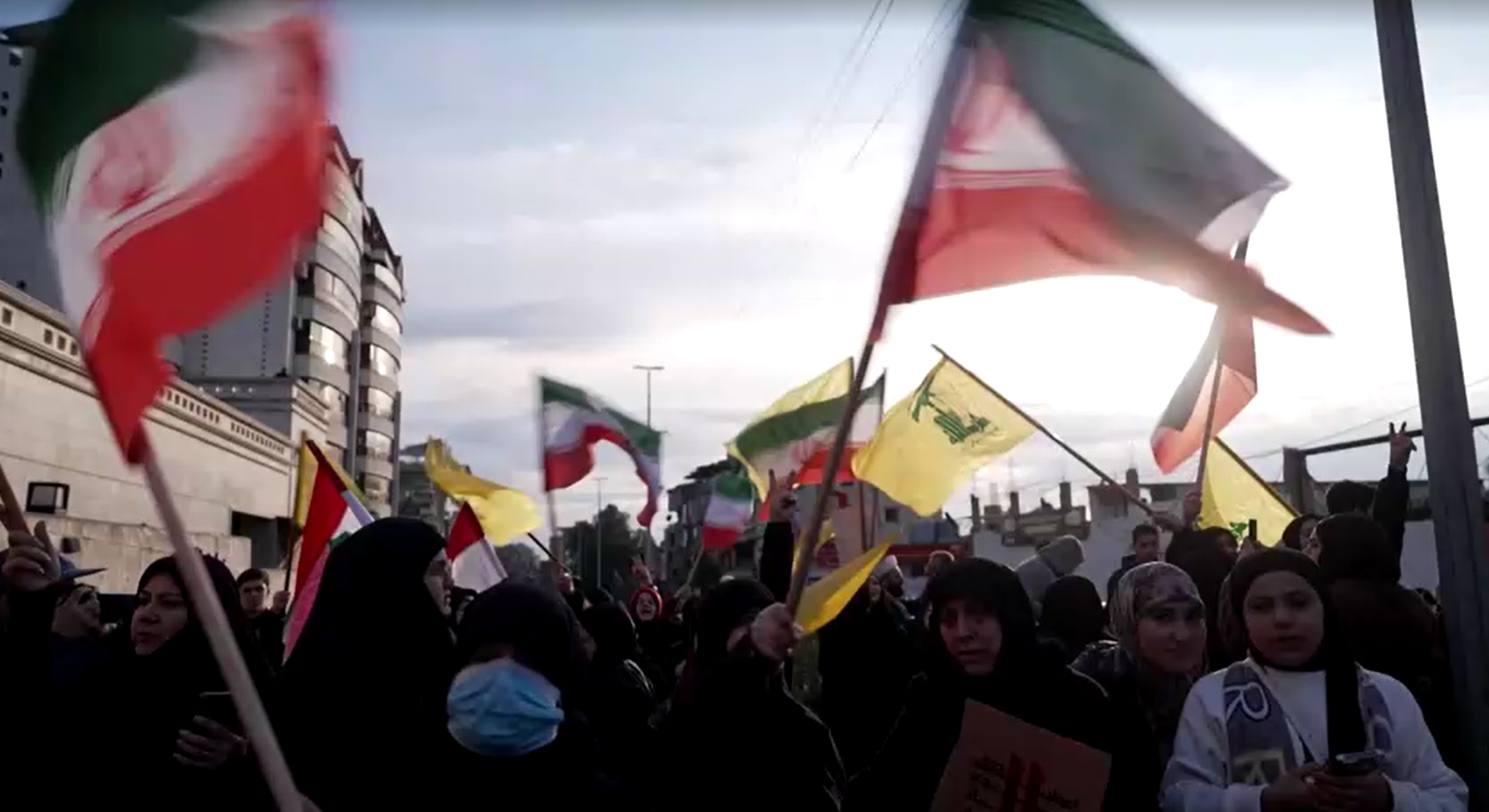 Manifestantes em frente à embaixada iraniana em Beirute nesta quinta-feira (26)
