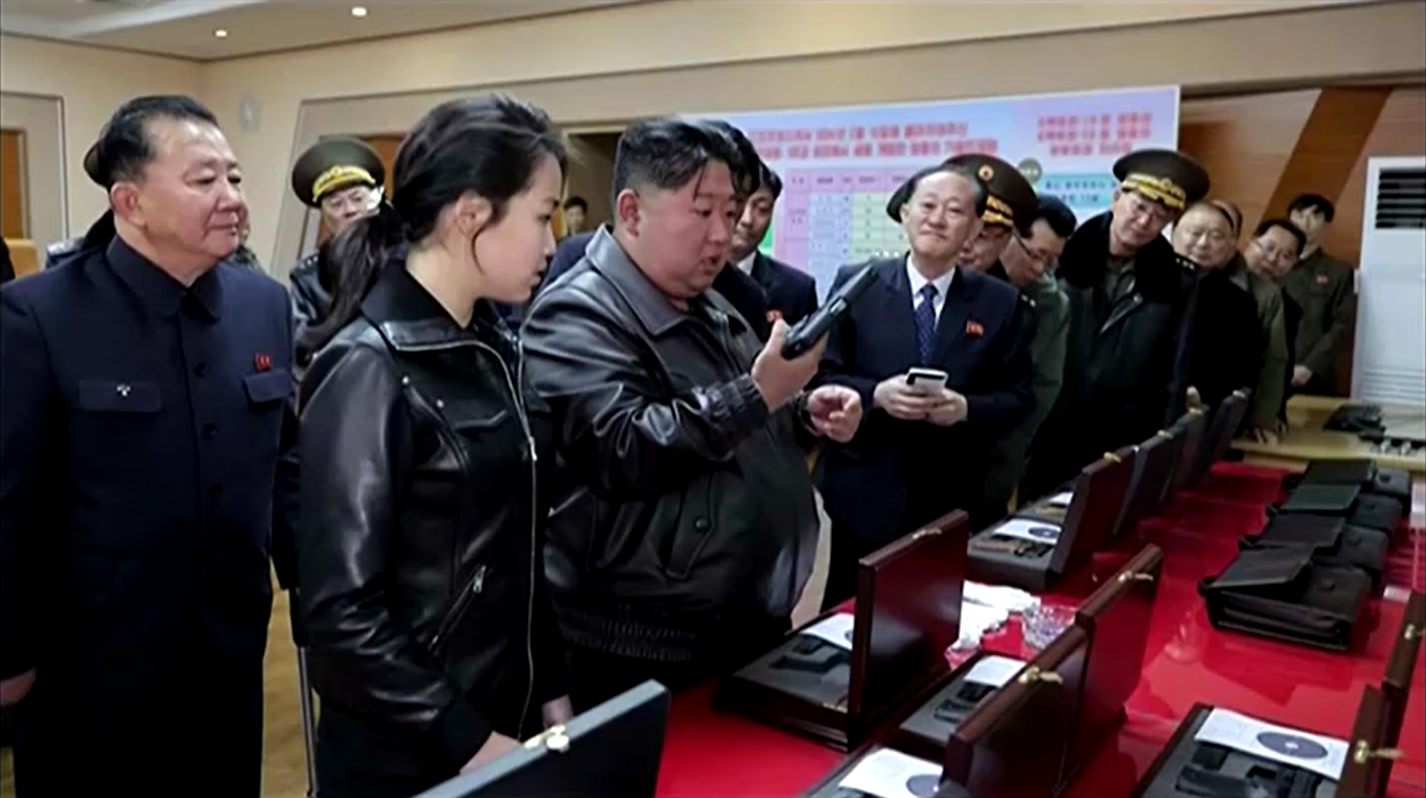 O líder da Coreia do Norte, Kim Jong-un, durante visita a fábrica de munições com a filha, Ju Ae