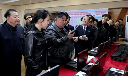 O líder da Coreia do Norte, Kim Jong-un, durante visita a fábrica de munições com a filha, Ju Ae
