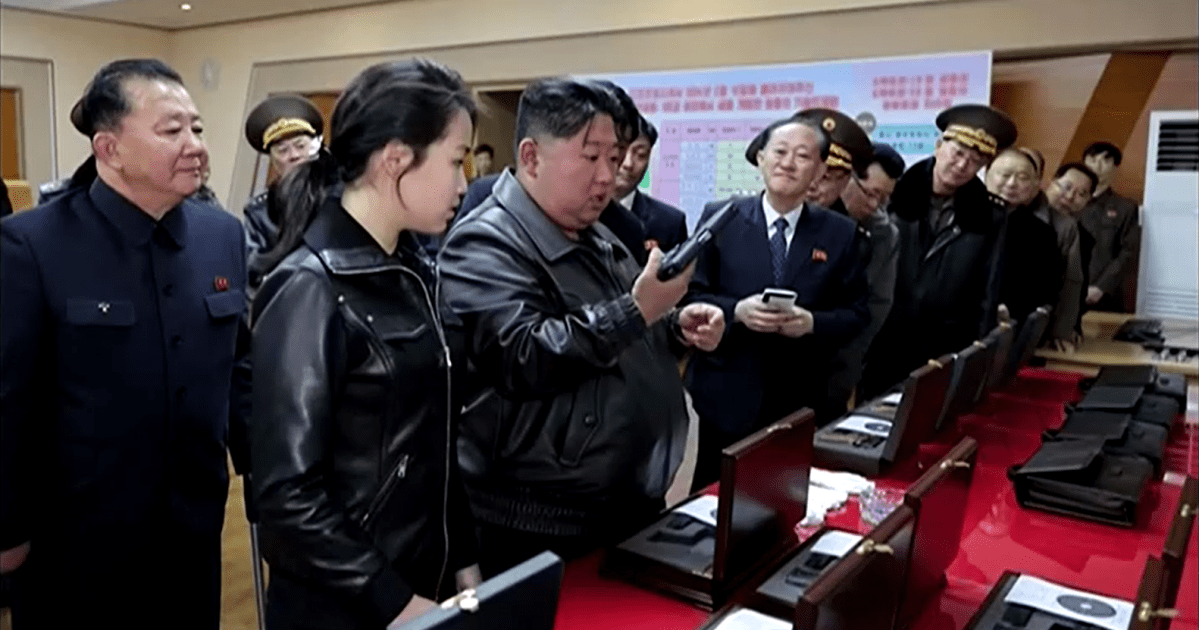 Kim Jong-un e a filha fazem teste de tiro em fábrica de munições